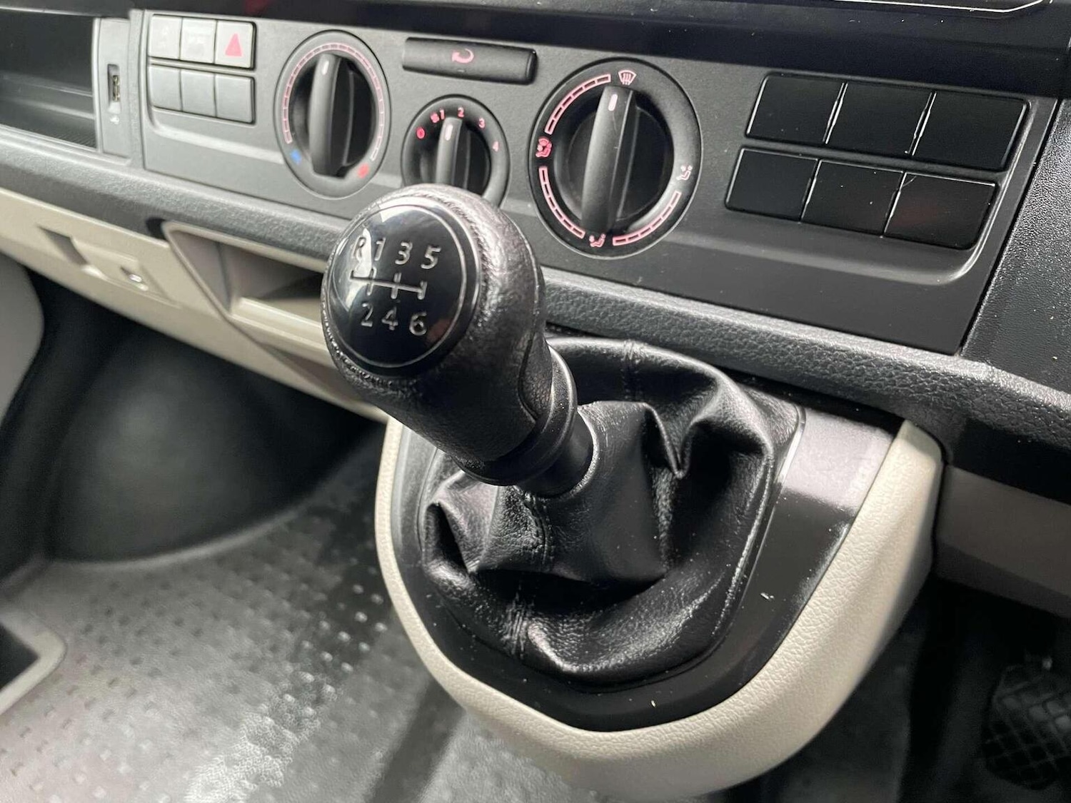 Used Volkswagen Transporter 2018 for sale - 76427933: Photo 10