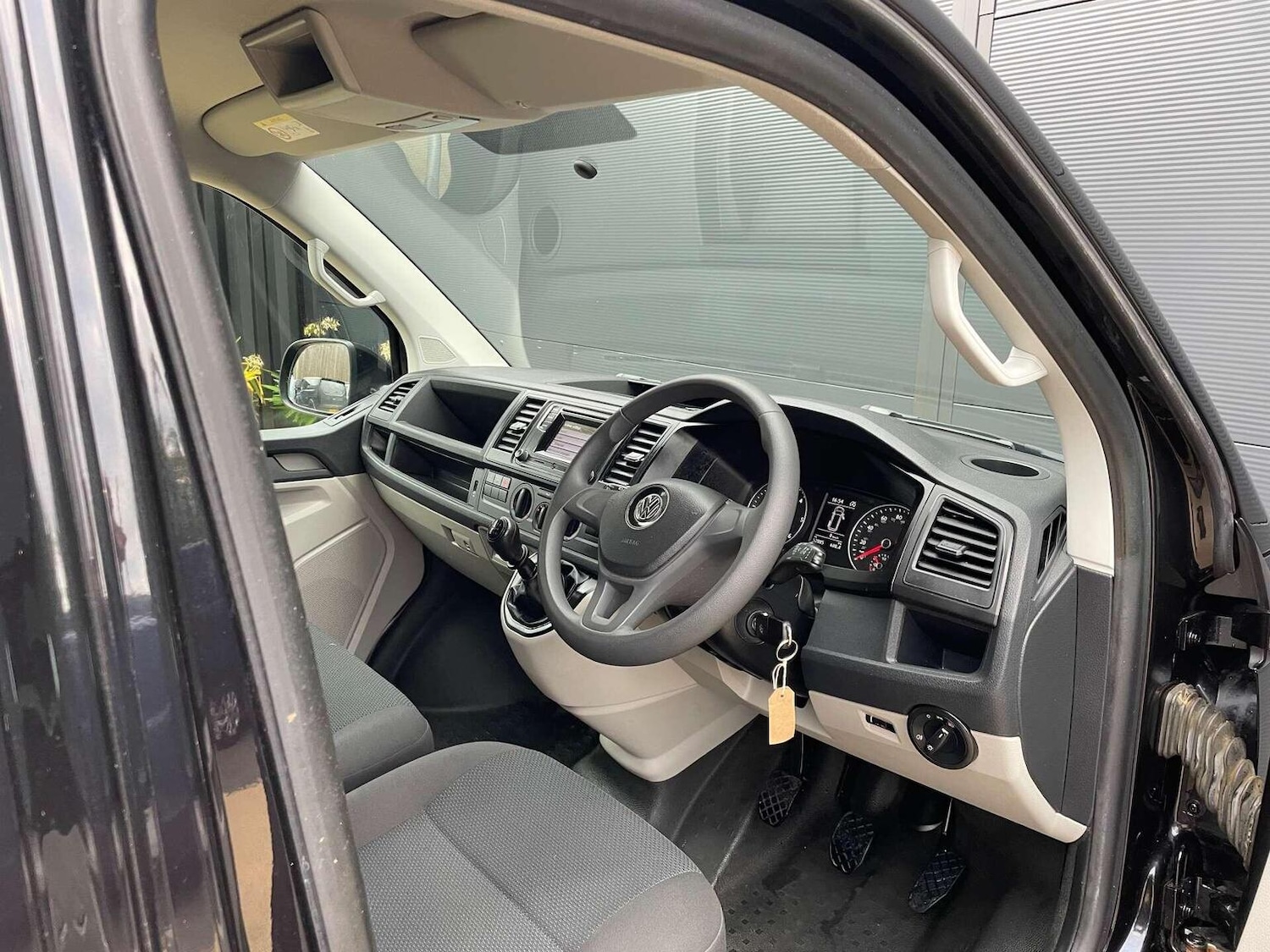 Used Volkswagen Transporter 2018 for sale - 76427933: Photo 2