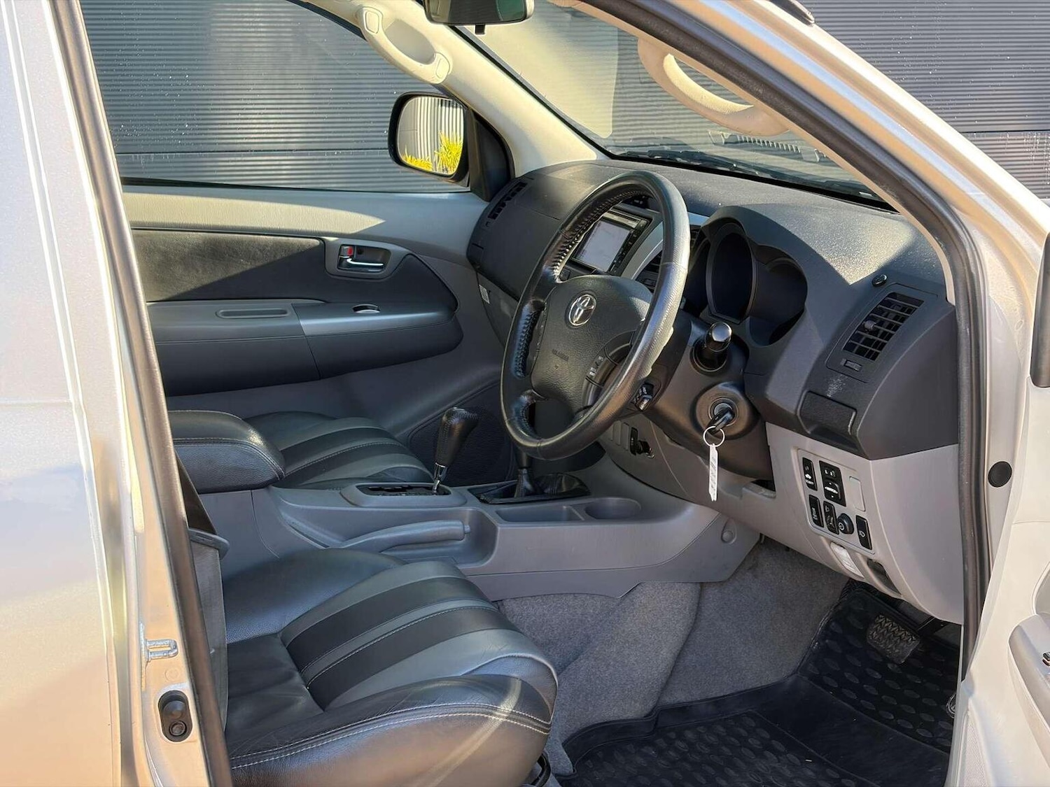 Used Toyota Hilux 2010 for sale - 77228221: Photo 2