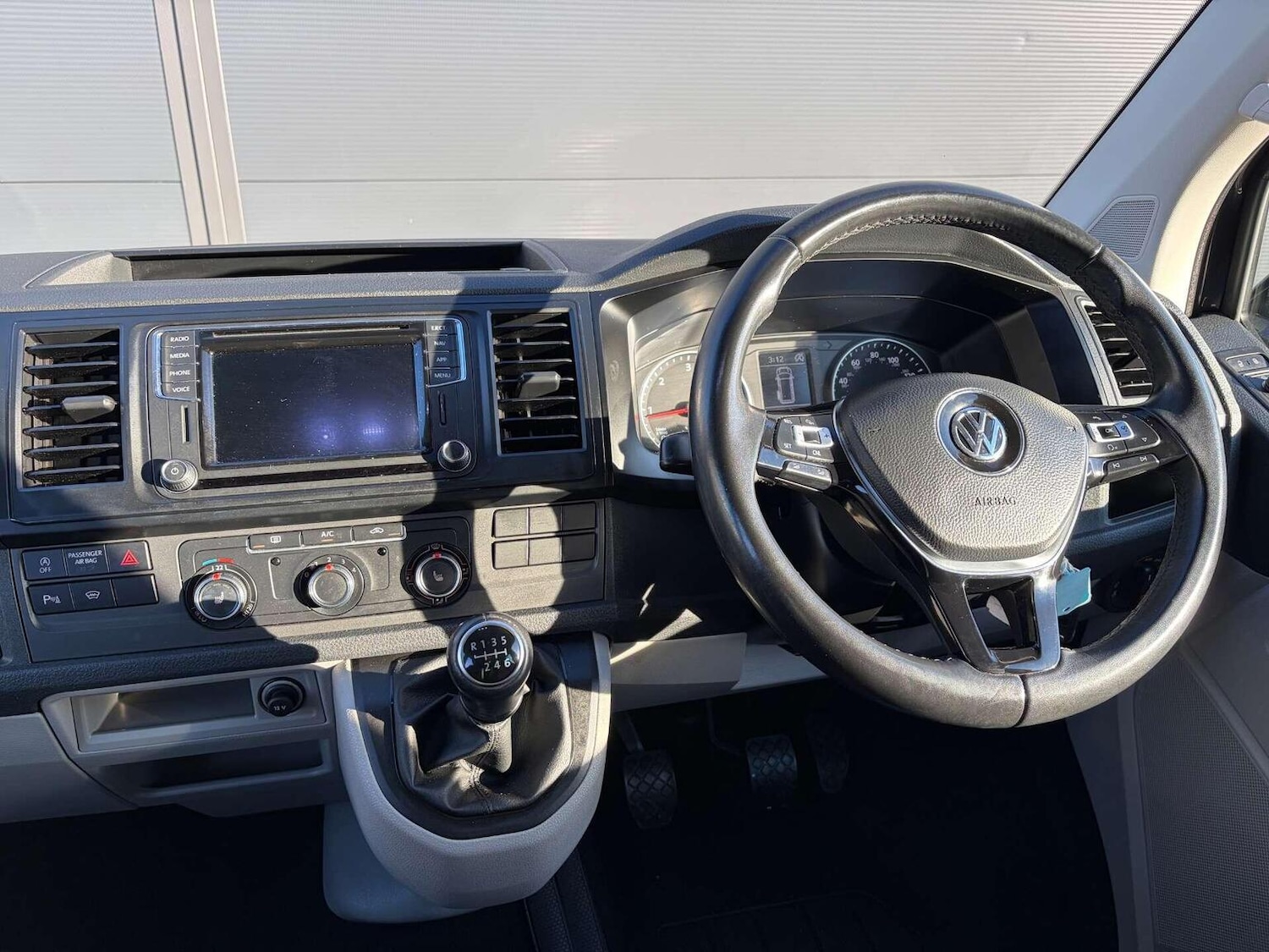 Used Volkswagen Transporter 2019 for sale - 76945564: Photo 2