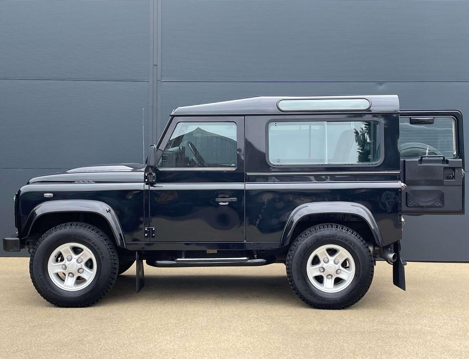 Used Land Rover Defender 90 2010 for sale - 76427965: Photo 2