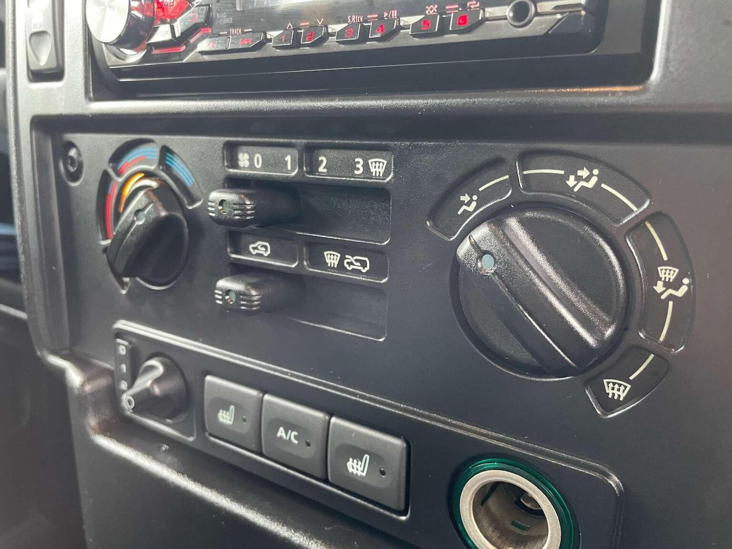 Used Land Rover Defender 90 2010 for sale - 76427965: Photo 24