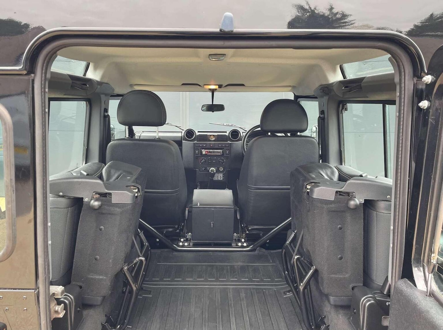 Used Land Rover Defender 90 2010 for sale - 76427965: Photo 5