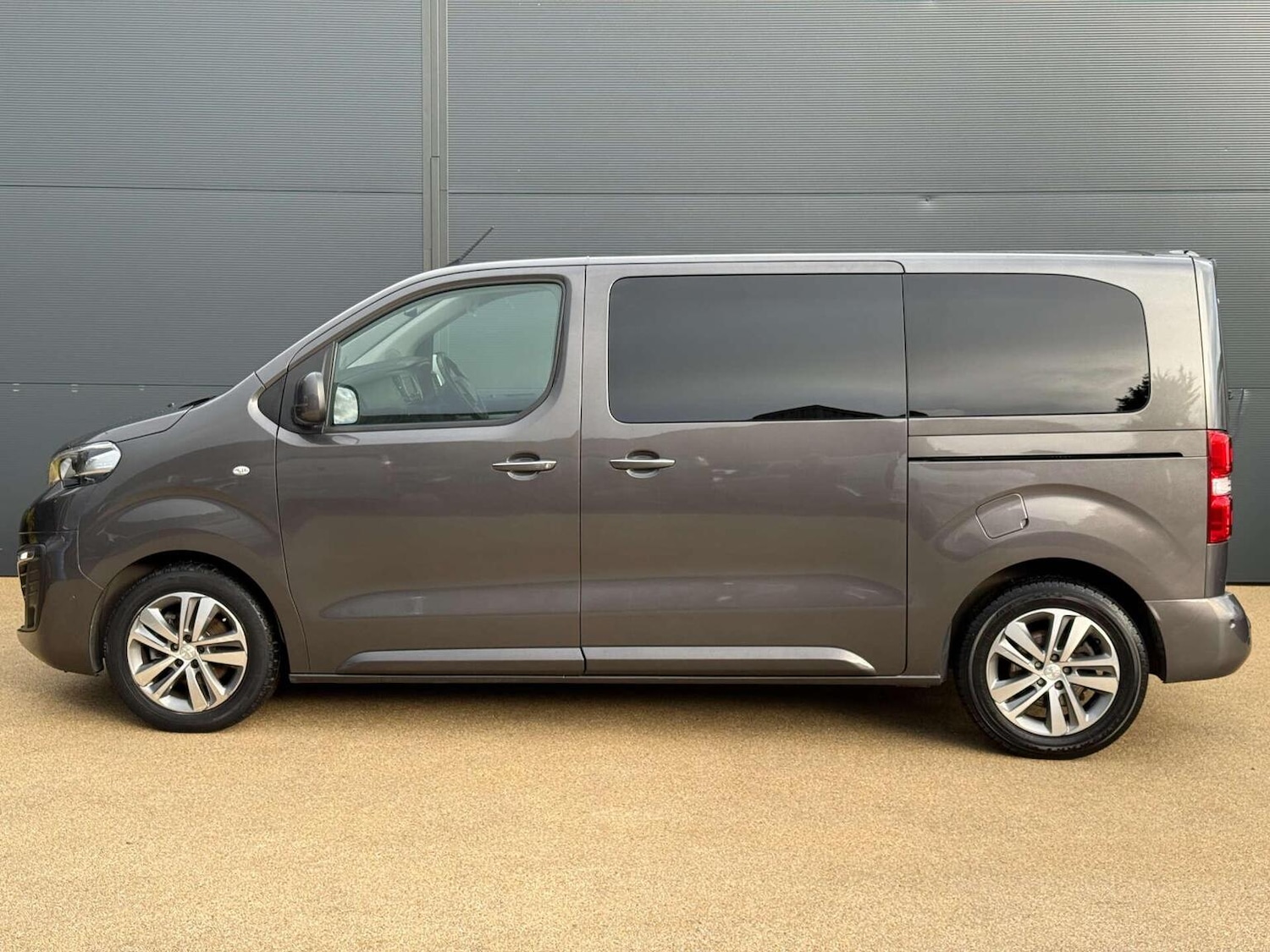 Used Peugeot Traveller 2023 for sale - 76427920: Photo 10