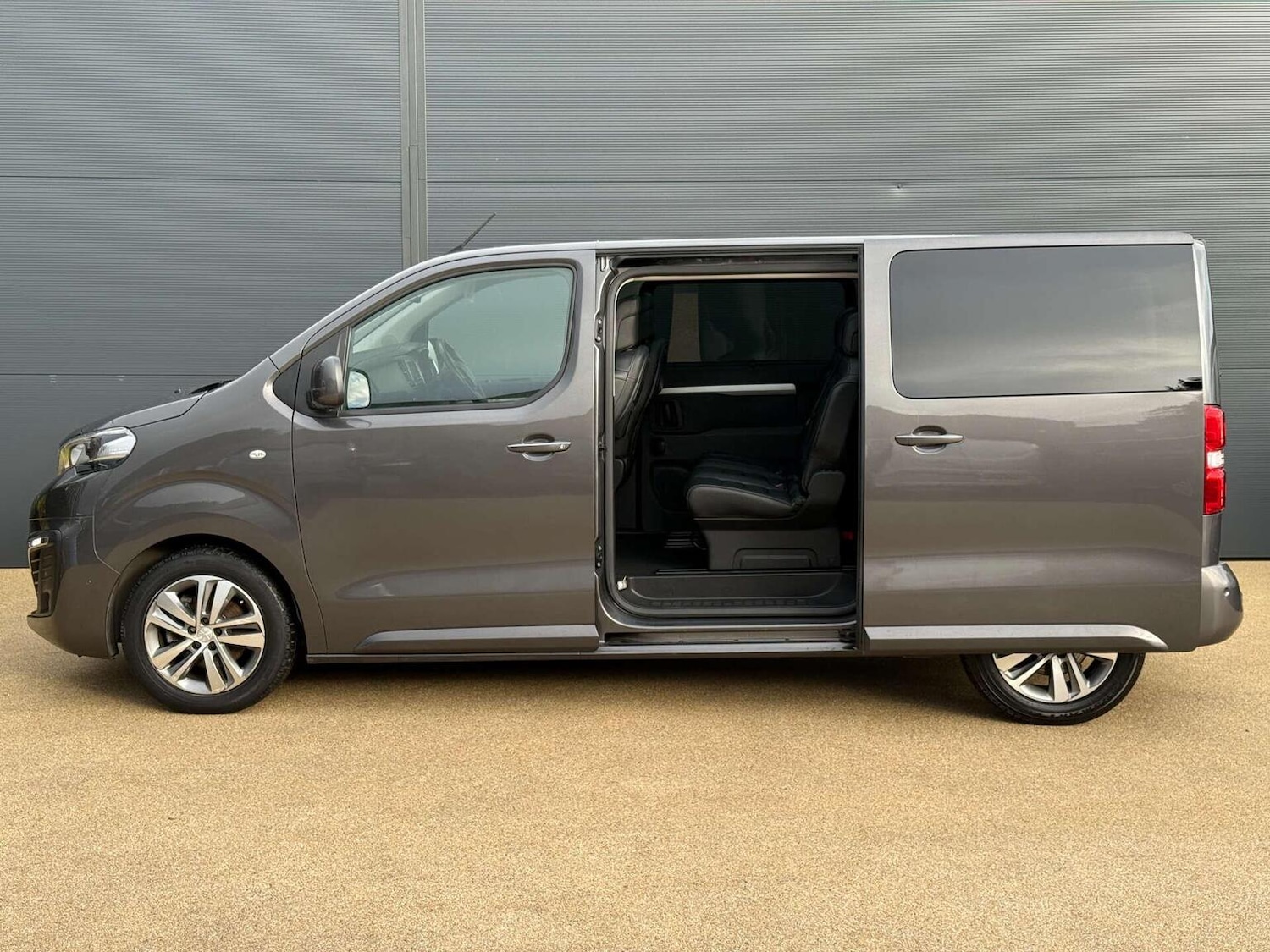 Used Peugeot Traveller 2023 for sale - 76427920: Photo 11