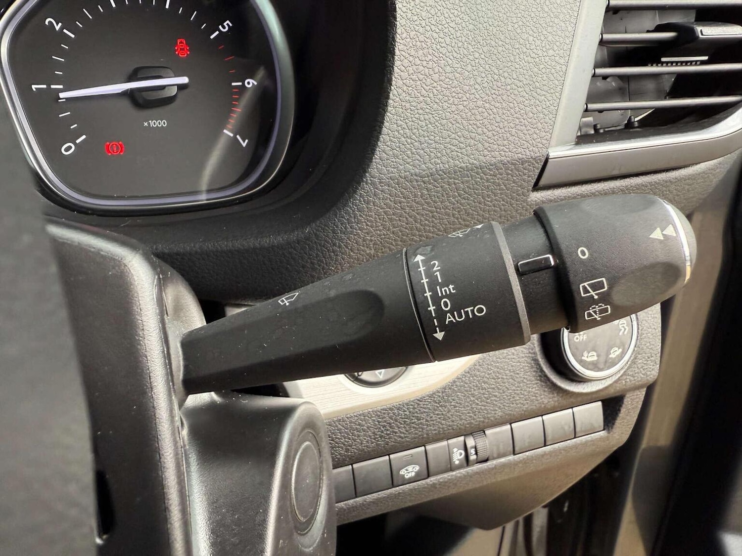 Used Peugeot Traveller 2023 for sale - 76427920: Photo 31