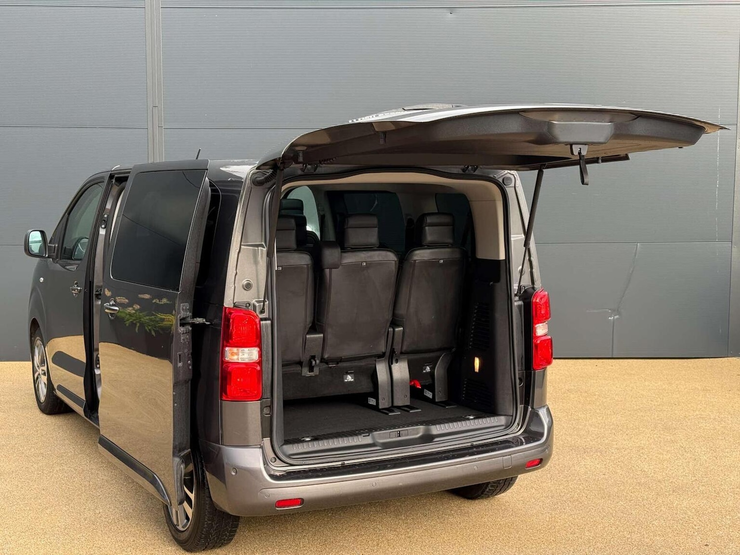 Used Peugeot Traveller 2023 for sale - 76427920: Photo 7