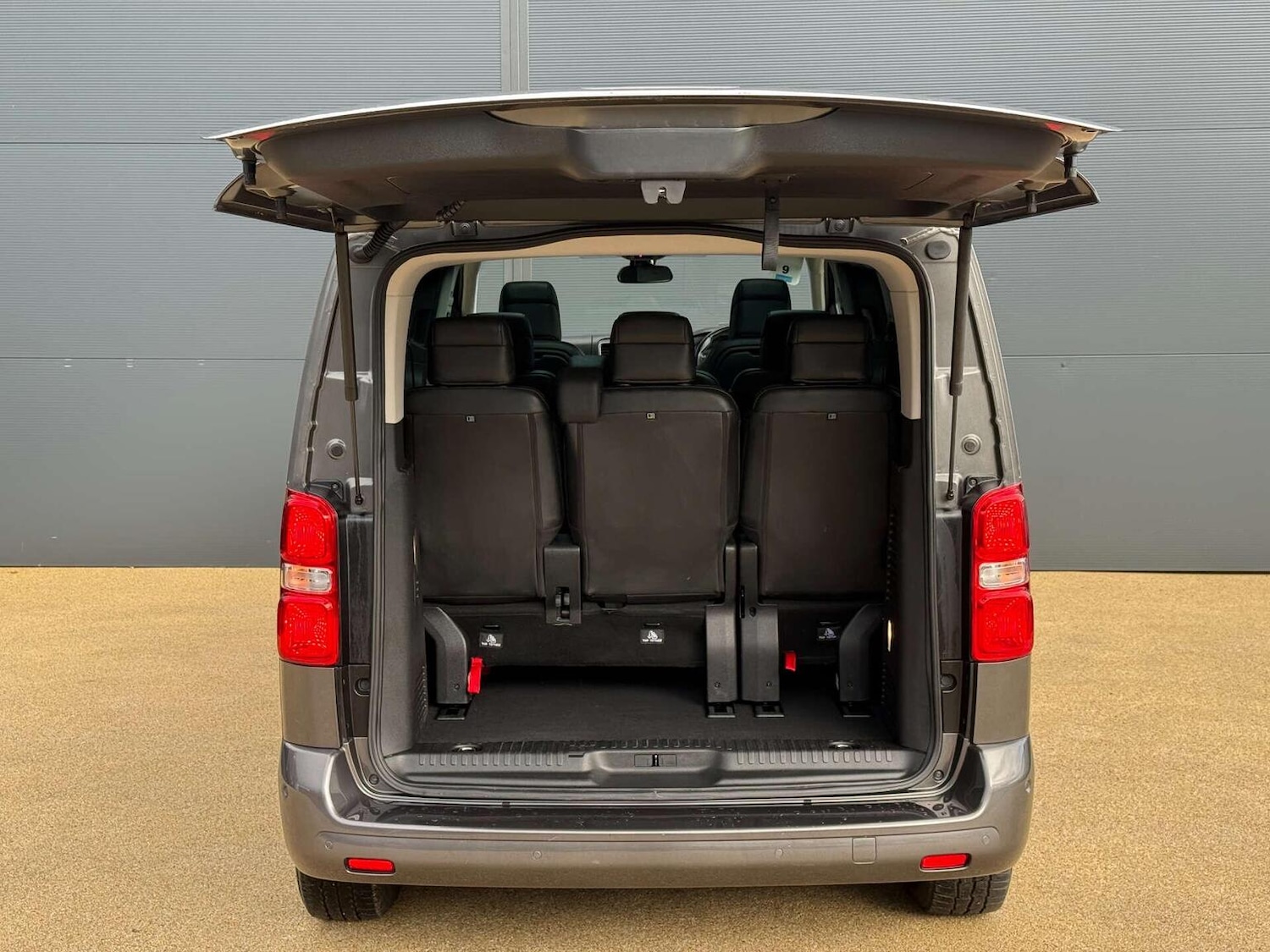 Used Peugeot Traveller 2023 for sale - 76427920: Photo 8