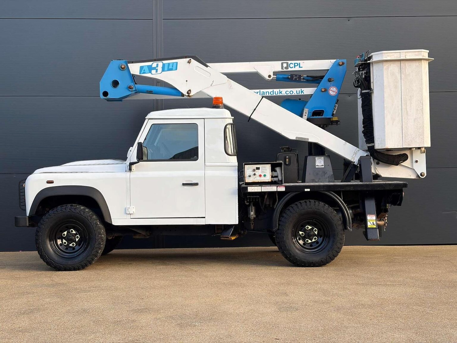 Used Land Rover Defender 2015 for sale - 77008186: Photo 4