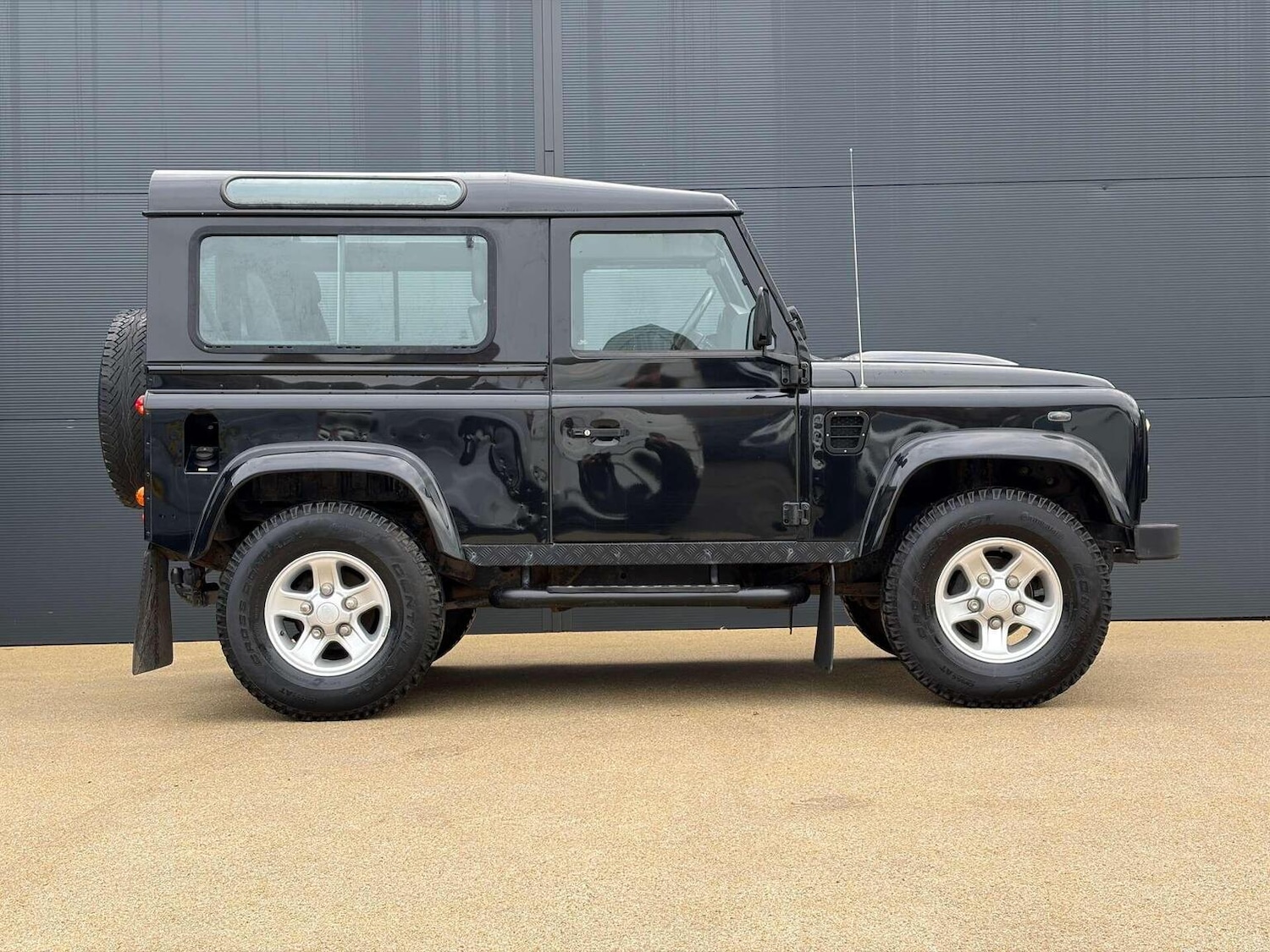 Used Land Rover Defender 2010 for sale - 77077115: Photo 5
