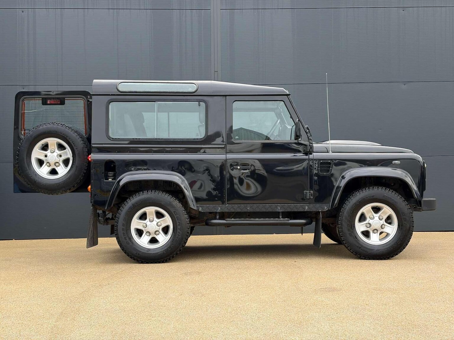 Used Land Rover Defender 2010 for sale - 77077115: Photo 7