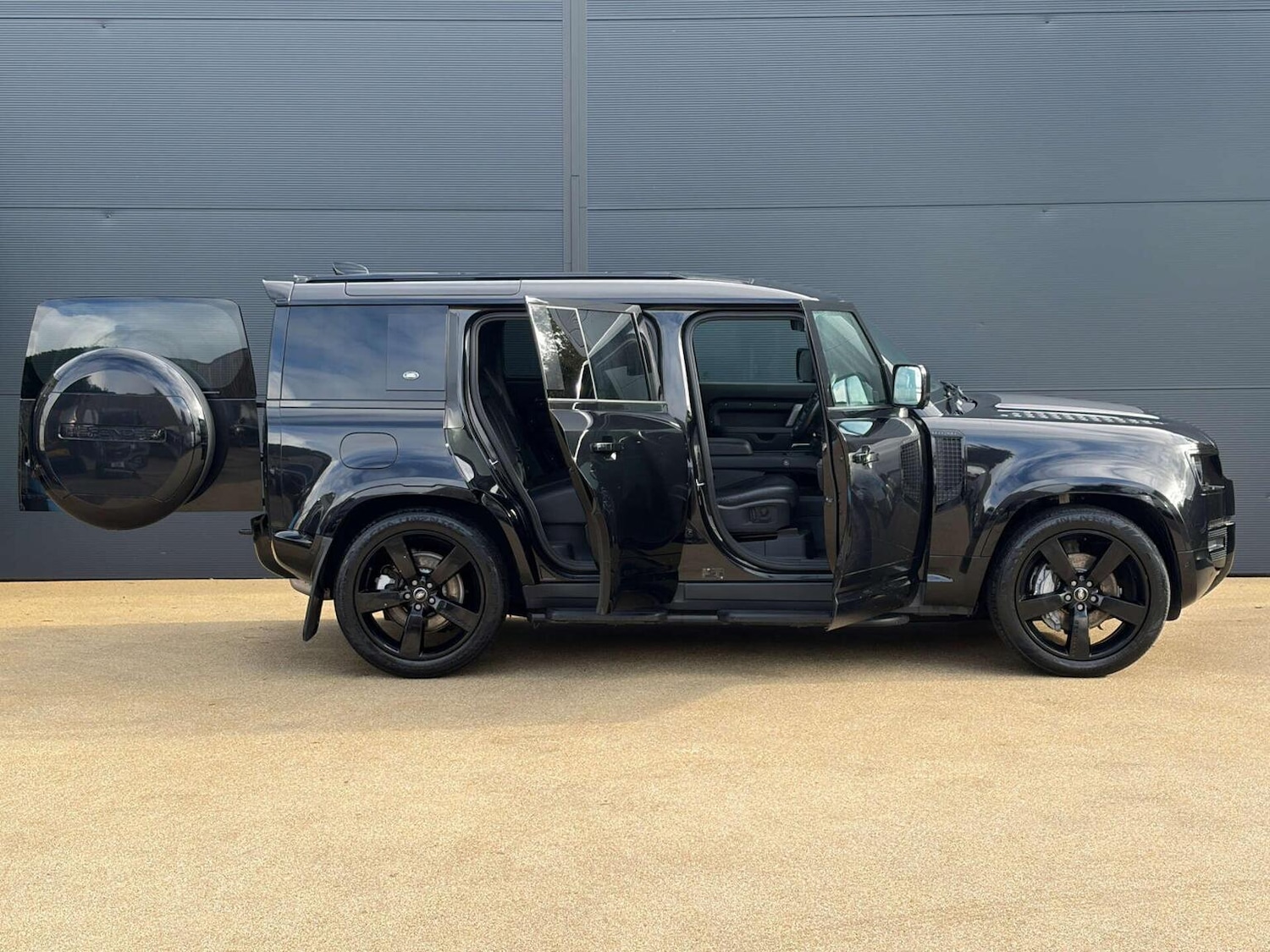 Used Land Rover Defender 2024 for sale - 77548290: Photo 7