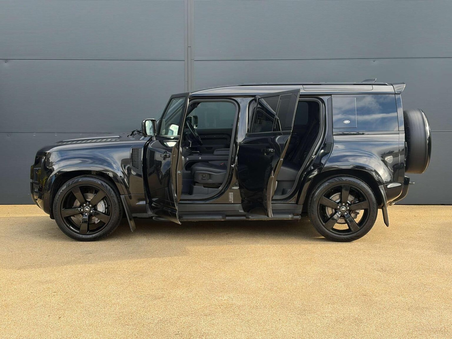 Used Land Rover Defender 2024 for sale - 77548290: Photo 8