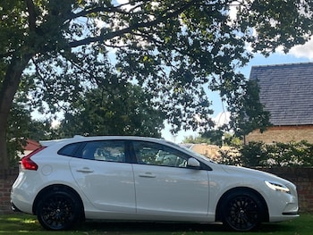 Used Volvo V40 2017 for sale - 76081222: Photo