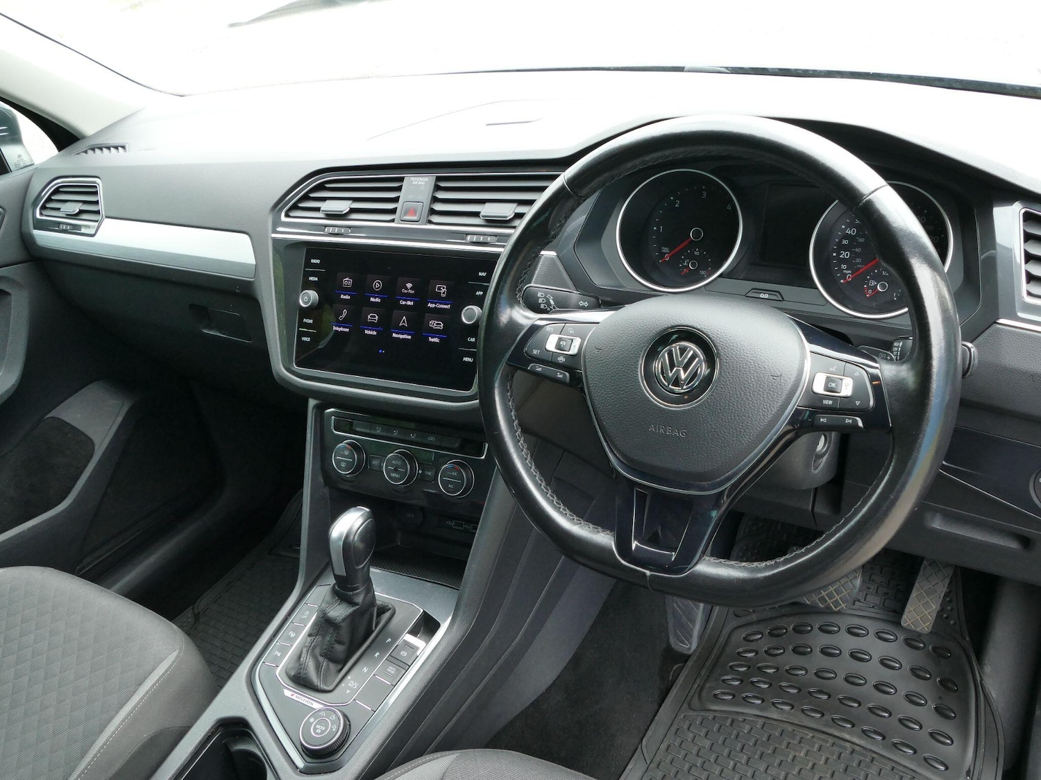 Used Volkswagen Tiguan 2020 for sale - 76360601: Photo 2