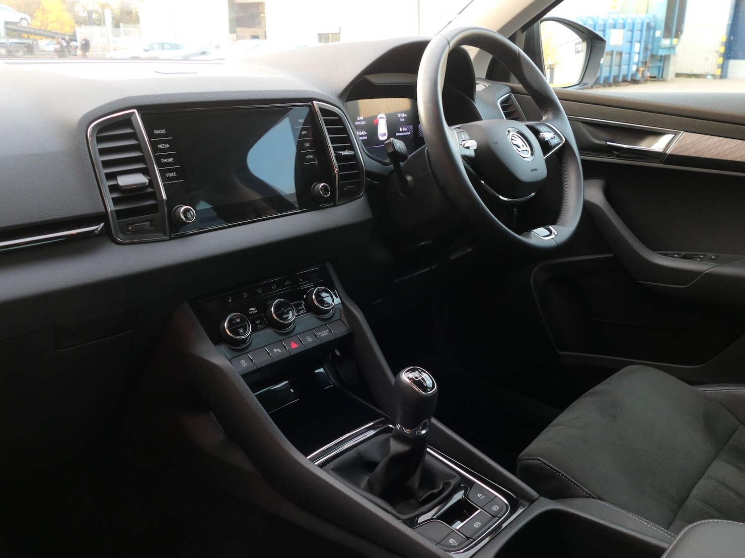 Used Skoda Karoq 2023 for sale - 76538357: Photo 2