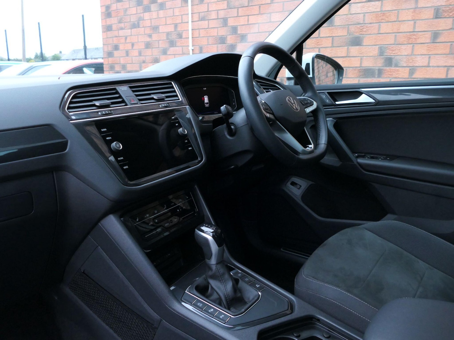 Used Volkswagen Tiguan 2023 for sale - 76993151: Photo 2