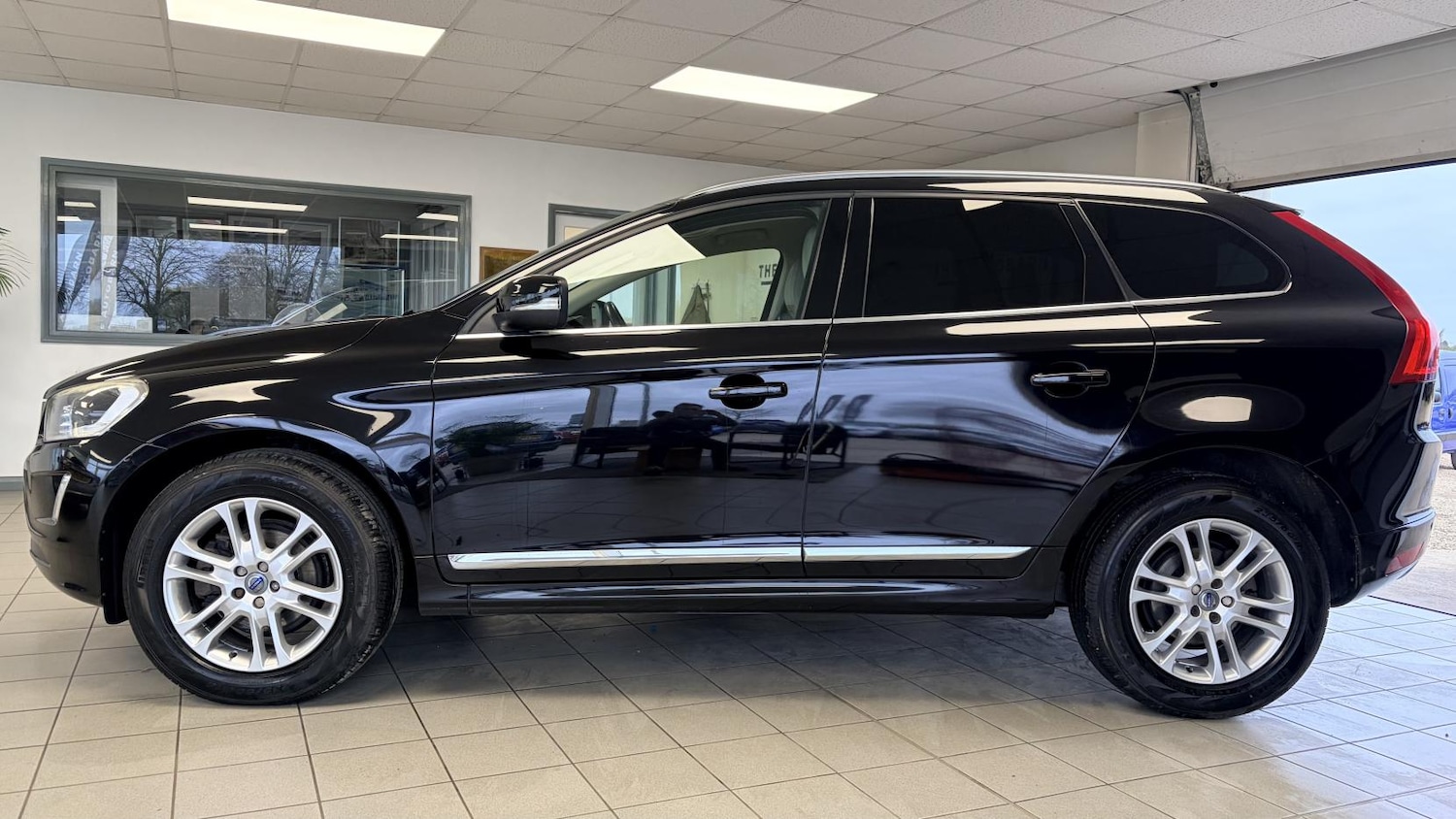 Used Volvo XC60 2015 for sale - 77848291: Photo 2