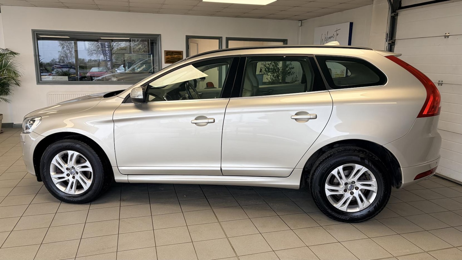 Used Volvo XC60 2017 for sale - 78106242: Photo 2