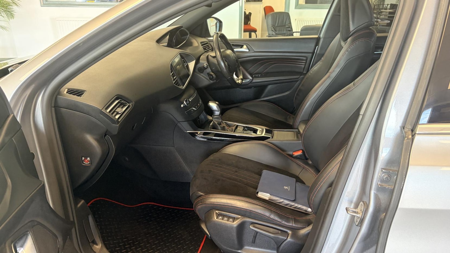 Used Peugeot 308 2015 for sale - 77918174: Photo 25