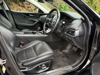 Used Jaguar XE 2019 for sale - 79820571: Photo