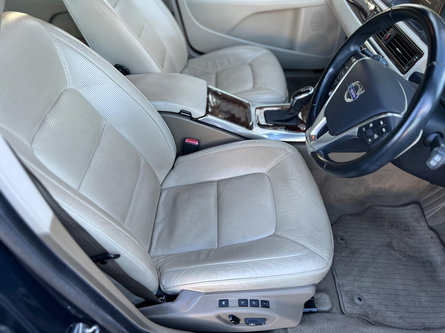 Used Volvo V70 for sale - 77909746: Photo 36