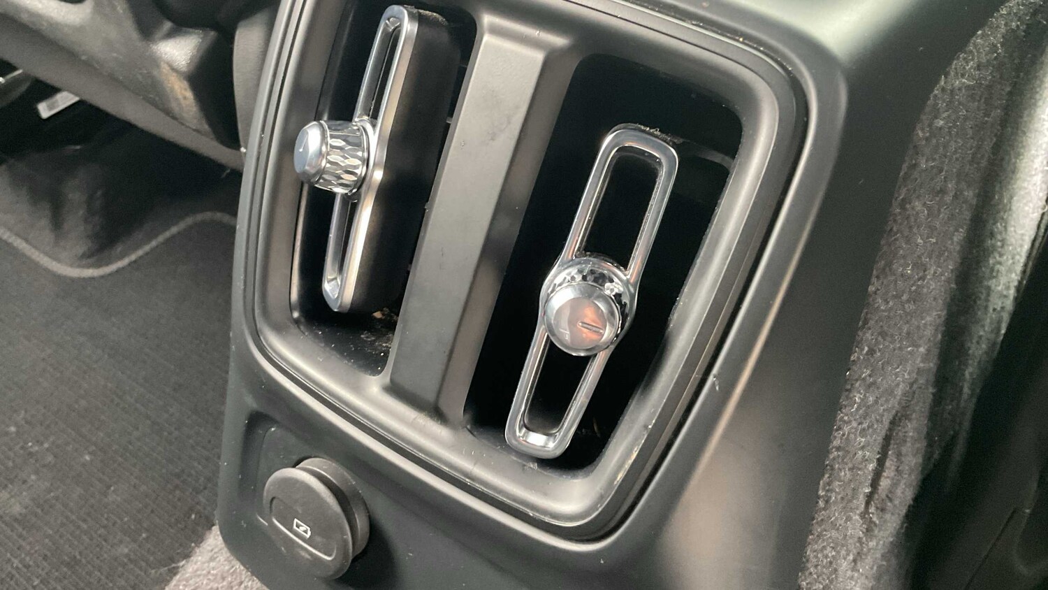 Used Volvo XC40 for sale - 77962841: Photo 27