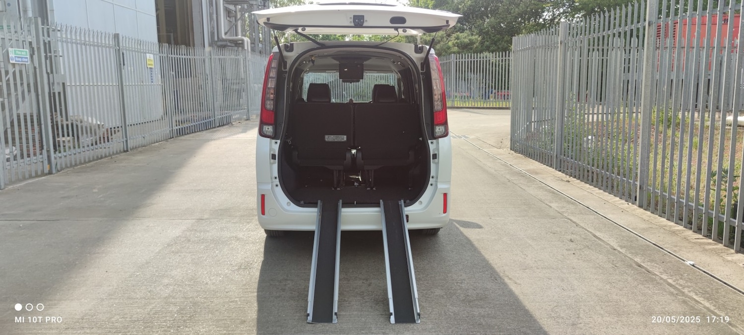 Used Toyota Noah for sale - 76483073: Photo 1