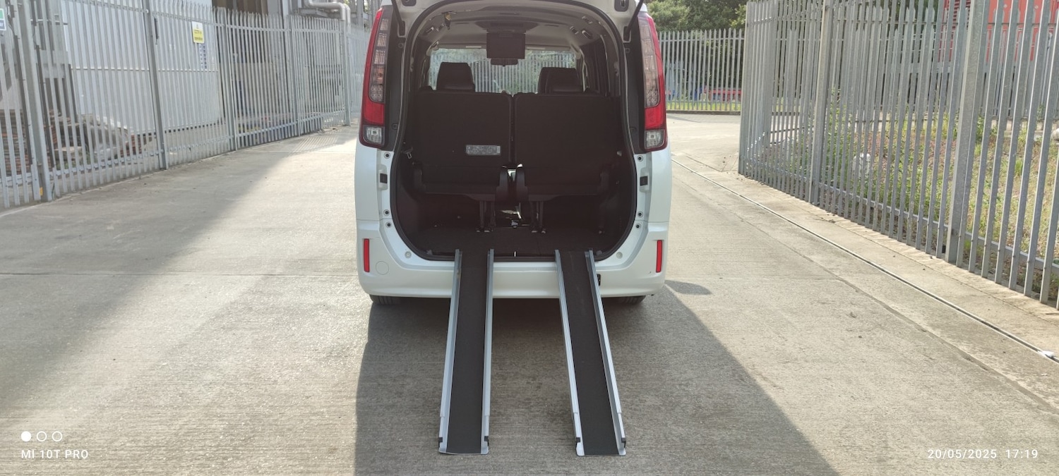 Used Toyota Noah for sale - 76483073: Photo 2