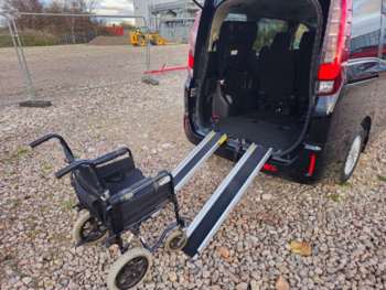 2024 - 2016 TOYOTA VOXY/NOAH/ESQUIRE/WHEELCHAIR ACCEBILE WAV Hybrid 7 SEATER EURO 5-Door