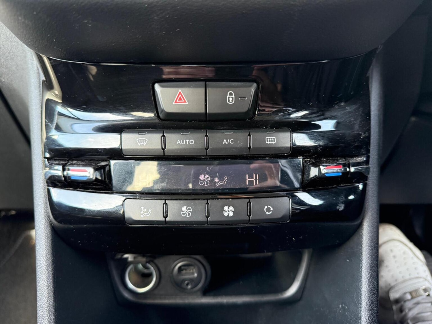 Used Peugeot 208 2015 for sale - 78141075: Photo 25