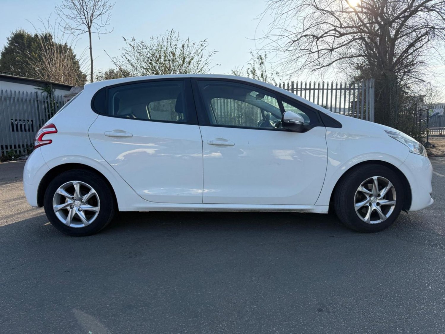 Used Peugeot 208 2013 for sale - 77173094: Photo 10