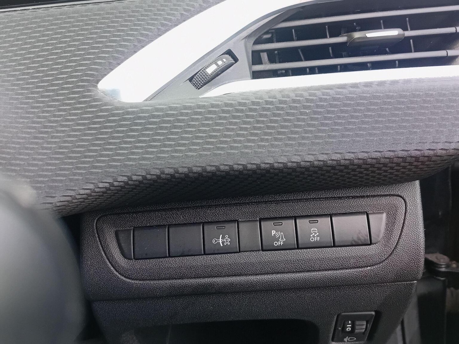 Used Peugeot 208 2015 for sale - 77173105: Photo 25