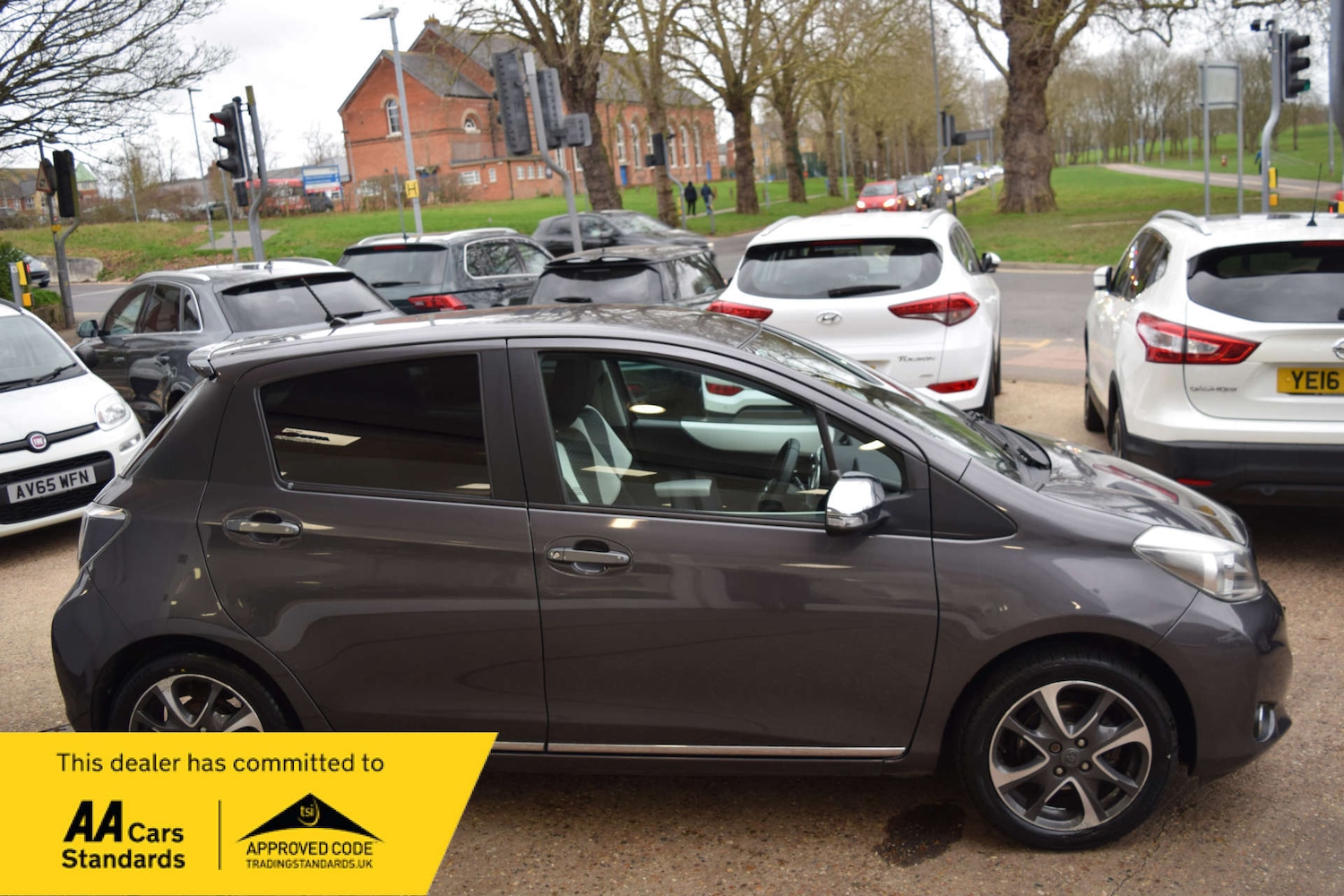 Used Toyota Yaris 2013 for sale - 77682104: Photo 2