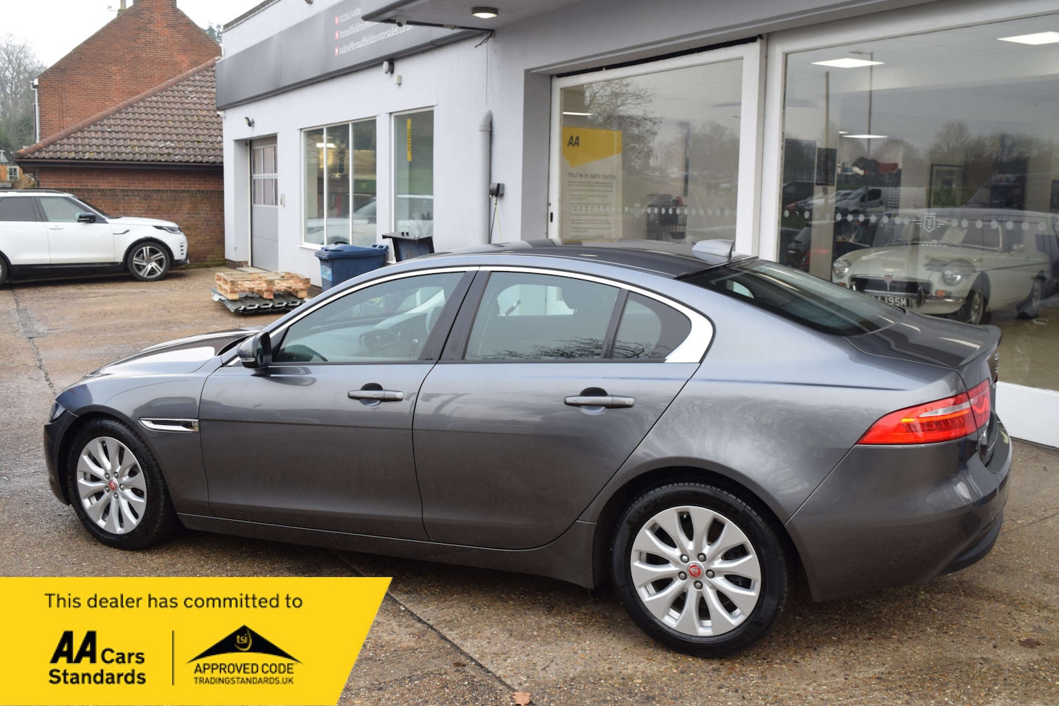 Used Jaguar XE 2018 for sale - 77813552: Photo 6