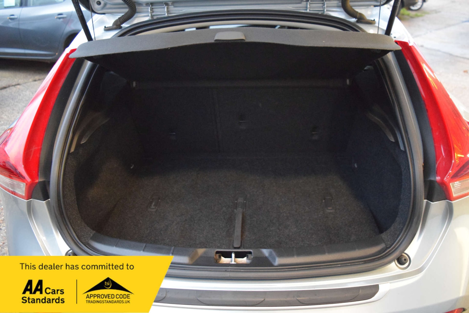 Used Volvo V40 2017 for sale - 76923092: Photo 32