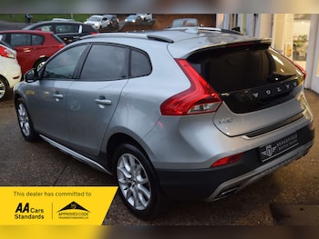 Used Volvo V40 2017 for sale - 76923092: Photo