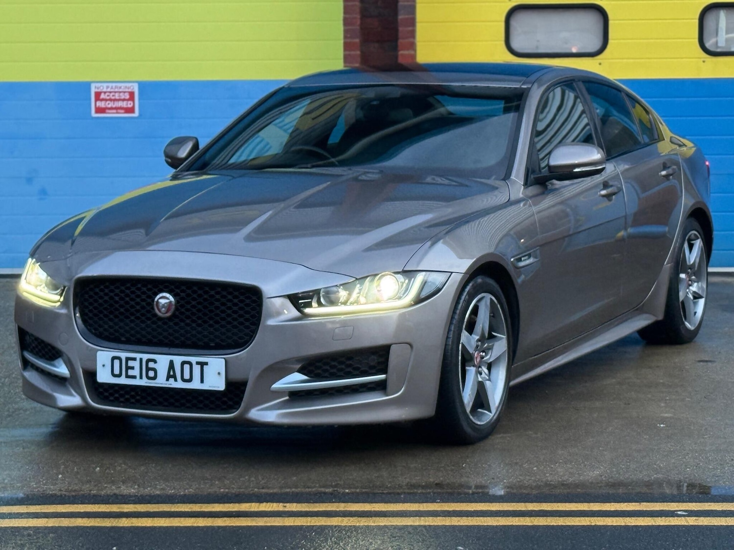 Used Jaguar XE 2016 for sale - 76991040: Photo 4
