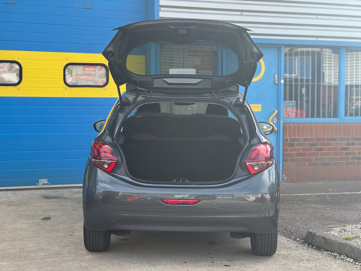 Used Peugeot 208 2016 for sale - 76472913: Photo 37