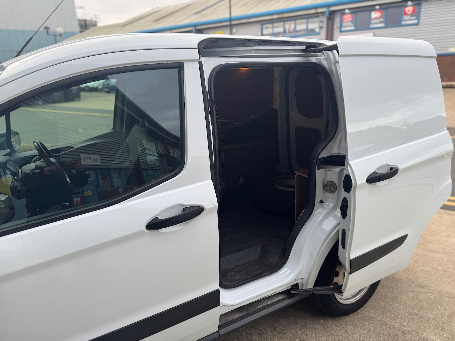 Used Ford Transit Courier 2020 for sale - 76472919: Photo 45