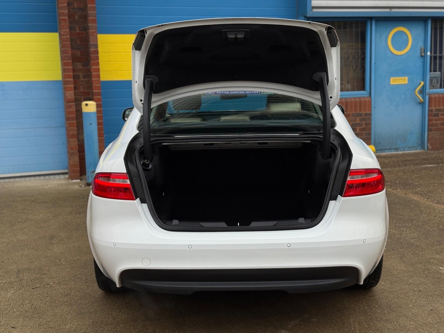 Used Jaguar XE 2017 for sale - 76936626: Photo 17