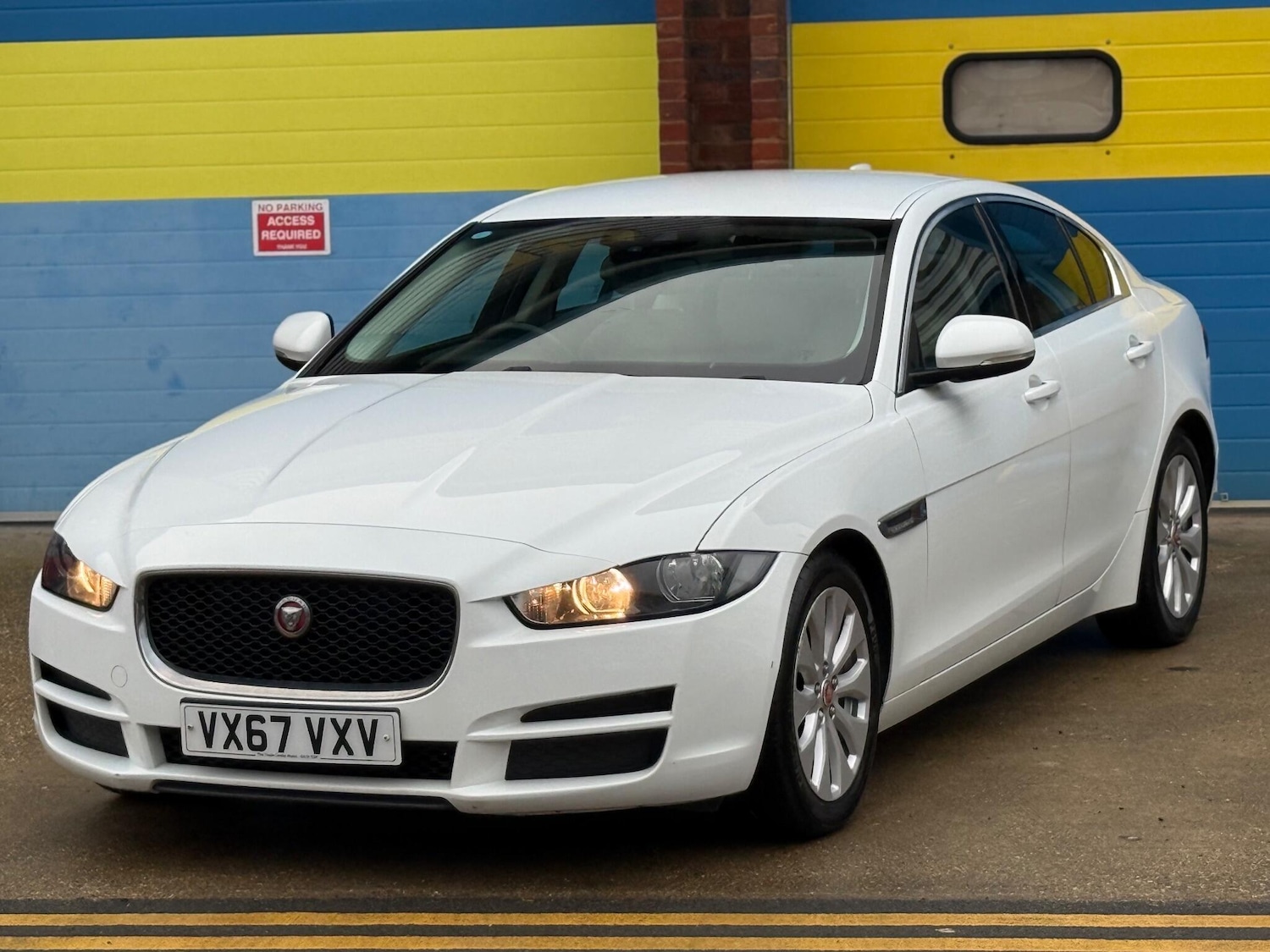 Used Jaguar XE 2017 for sale - 76936626: Photo 4
