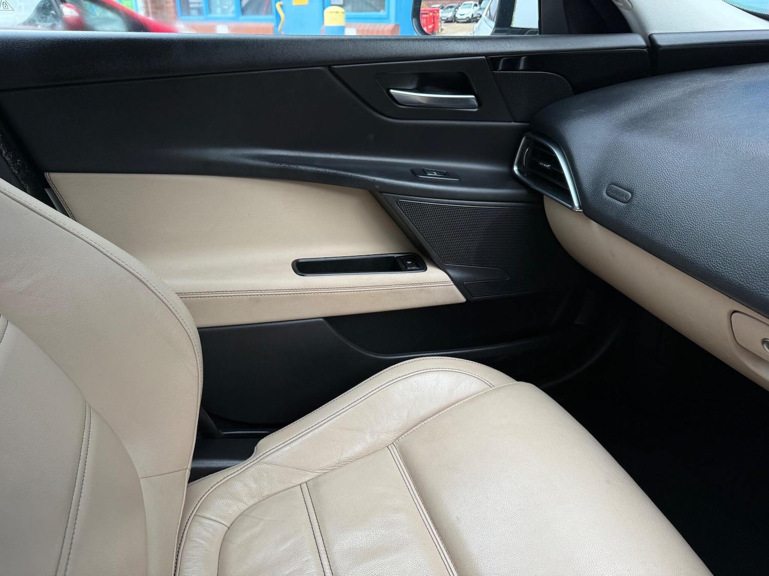 Used Jaguar XE 2017 for sale - 76936626: Photo 9