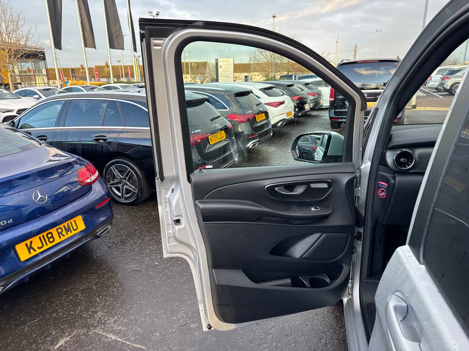 Used Mercedes-Benz V-Class 2023 for sale - 77540600: Photo 14