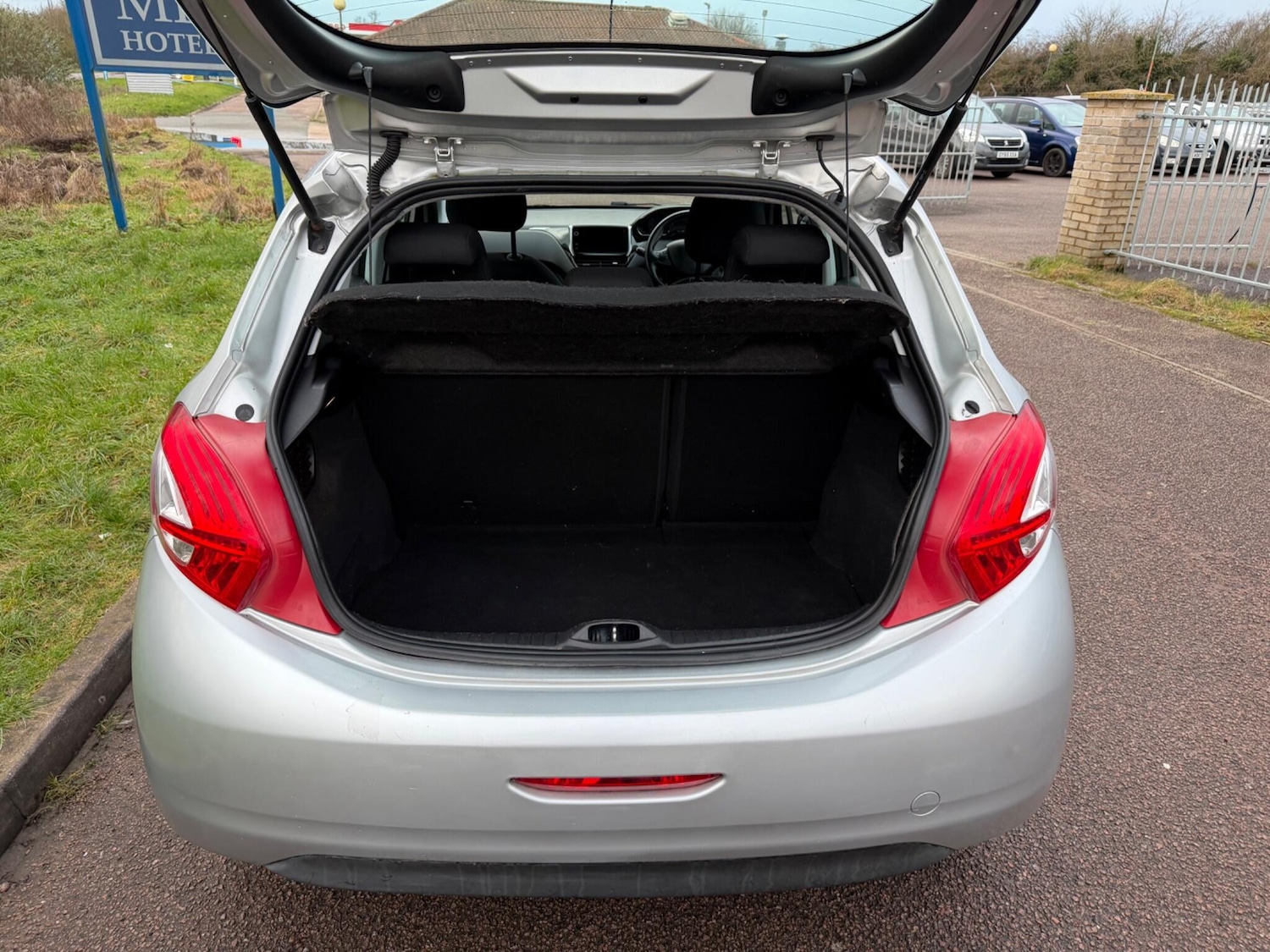 Used Peugeot 208 2013 for sale - 77396458: Photo 17