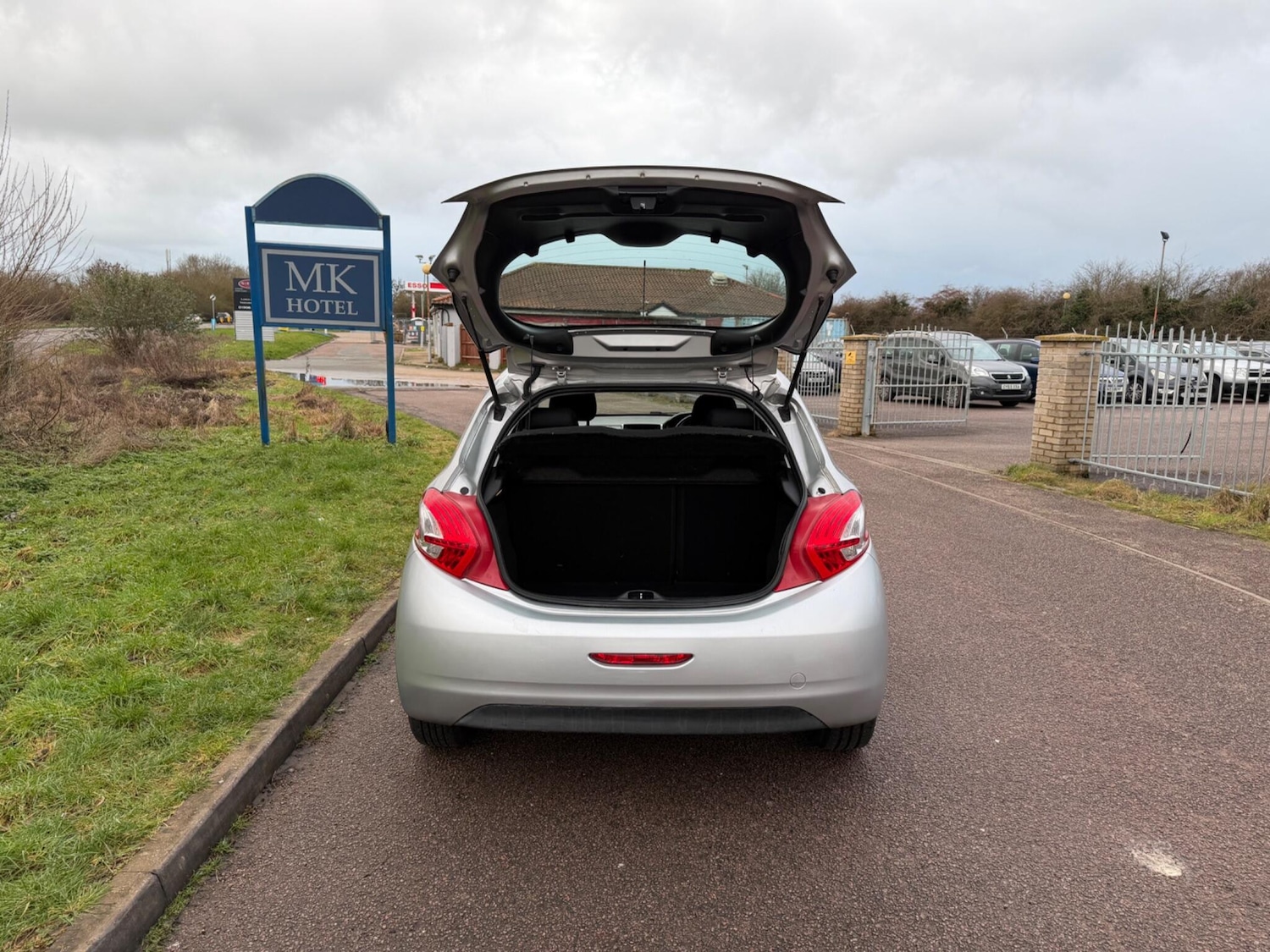 Used Peugeot 208 2013 for sale - 77396458: Photo 18