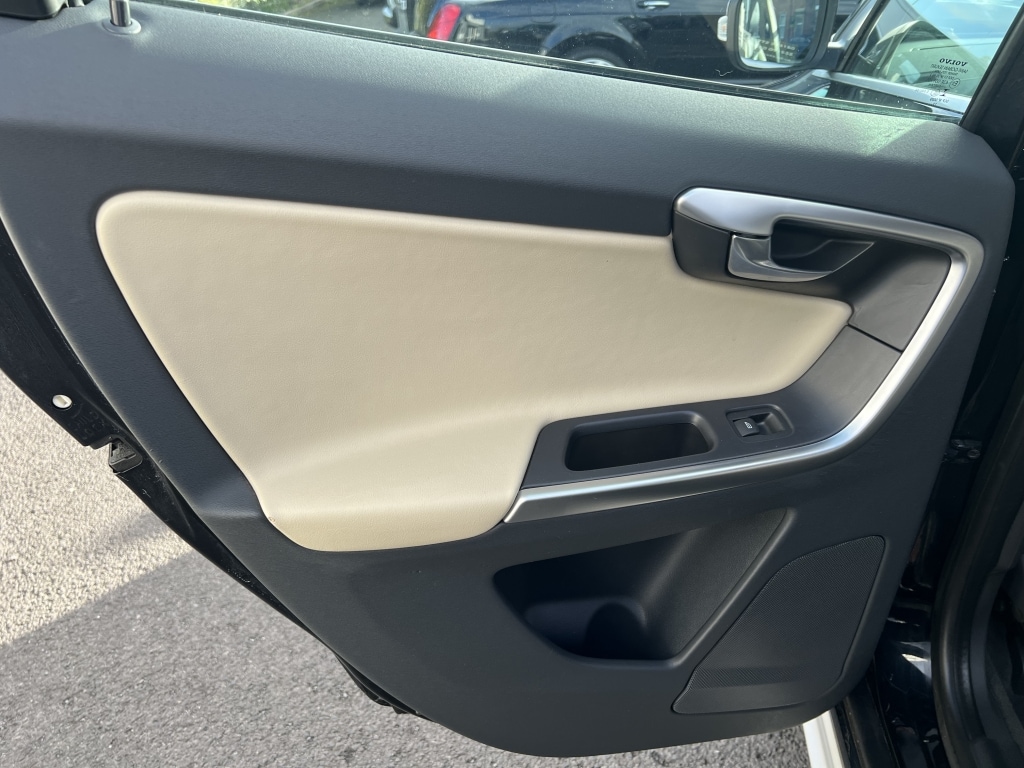 Used Volvo XC60 2010 for sale - 76383456: Photo 19