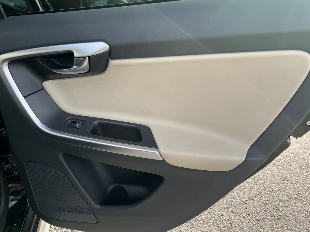 Used Volvo XC60 2010 for sale - 76383456: Photo 22