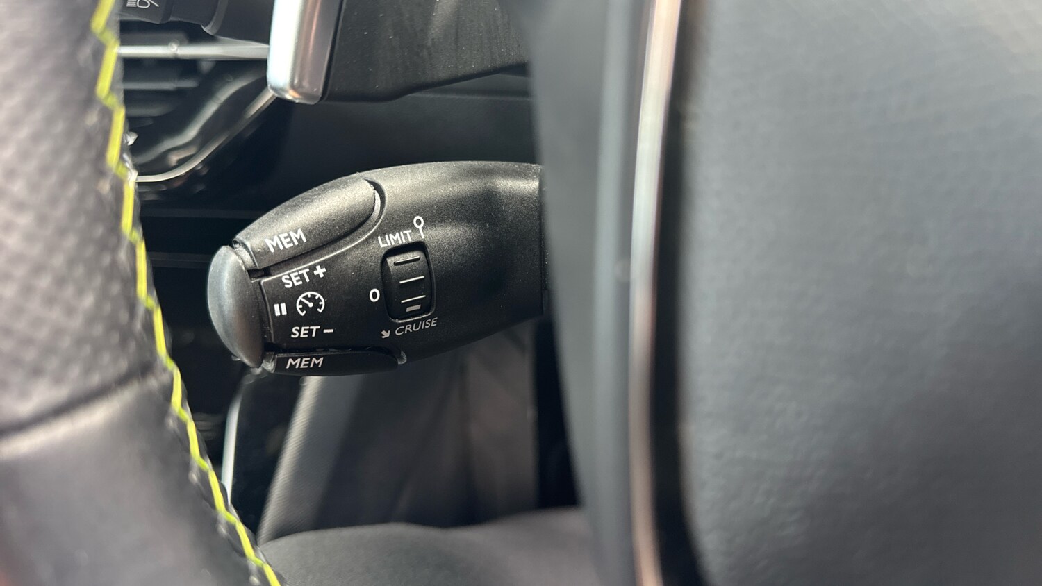 Used Peugeot 2008 2023 for sale - 75932407: Photo 25