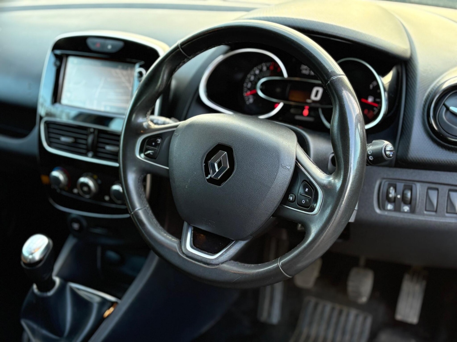 Used Renault Clio for sale - 78136385: Photo 2